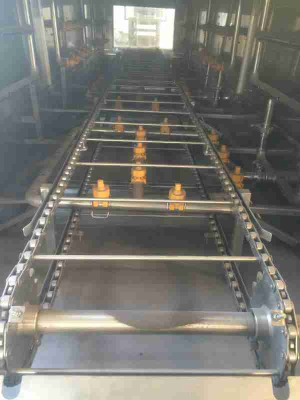 海鲜框与不锈钢周转箱清洁，自动喷淋洗箱机可满足需求吗？ ** 在餐饮、水产加工、食品仓储等行业中，海鲜框与不锈钢周转箱是高频使用的器具，用于食材转运、存储等环节。这类箱体长期接触海鲜、食材残渣等，易附着油污、腥味、微生物及顽固污渍，清洁不彻底不仅影响使用体验，还可能引发食品安全隐患。手动清洁耗时耗力，且难以保证清洁一致性，自动喷淋洗箱机作为专业清洁设备，能否适配两类箱体的清洁需求？其清洁效果与实用(2)