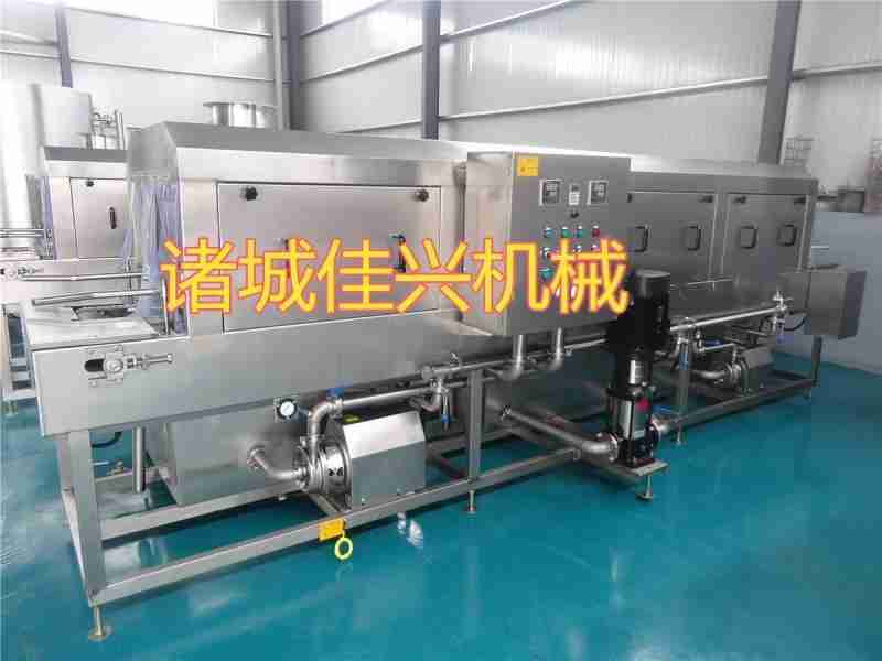 海鲜框与不锈钢周转箱清洁，自动喷淋洗箱机可满足需求吗？ ** 在餐饮、水产加工、食品仓储等行业中，海鲜框与不锈钢周转箱是高频使用的器具，用于食材转运、存储等环节。这类箱体长期接触海鲜、食材残渣等，易附着油污、腥味、微生物及顽固污渍，清洁不彻底不仅影响使用体验，还可能引发食品安全隐患。手动清洁耗时耗力，且难以保证清洁一致性，自动喷淋洗箱机作为专业清洁设备，能否适配两类箱体的清洁需求？其清洁效果与实用(1)