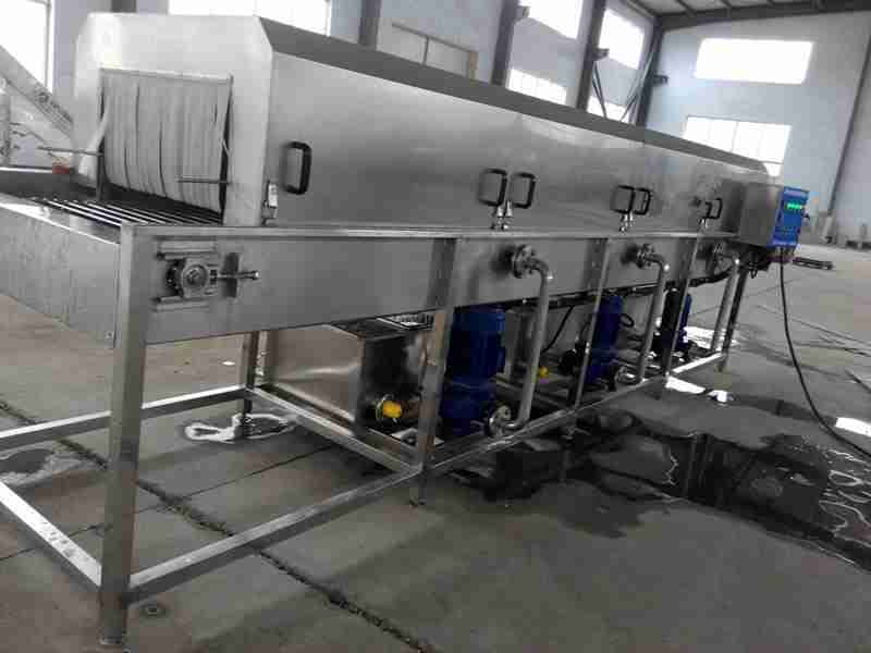 海鲜框与不锈钢周转箱清洁，自动喷淋洗箱机可满足需求吗？ ** 在餐饮、水产加工、食品仓储等行业中，海鲜框与不锈钢周转箱是高频使用的器具，用于食材转运、存储等环节。这类箱体长期接触海鲜、食材残渣等，易附着油污、腥味、微生物及顽固污渍，清洁不彻底不仅影响使用体验，还可能引发食品安全隐患。手动清洁耗时耗力，且难以保证清洁一致性，自动喷淋洗箱机作为专业清洁设备，能否适配两类箱体的清洁需求？其清洁效果与实用(4)