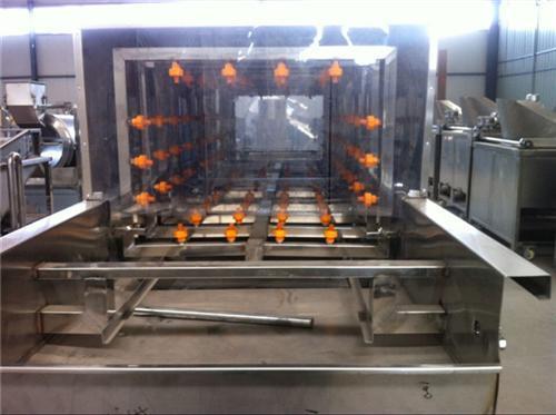 海鲜框与不锈钢周转箱清洁，自动喷淋洗箱机可满足需求吗？ ** 在餐饮、水产加工、食品仓储等行业中，海鲜框与不锈钢周转箱是高频使用的器具，用于食材转运、存储等环节。这类箱体长期接触海鲜、食材残渣等，易附着油污、腥味、微生物及顽固污渍，清洁不彻底不仅影响使用体验，还可能引发食品安全隐患。手动清洁耗时耗力，且难以保证清洁一致性，自动喷淋洗箱机作为专业清洁设备，能否适配两类箱体的清洁需求？其清洁效果与实用(5)